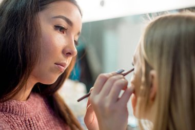 Genç kız çalışma profesyonel makyaj sanatçısı