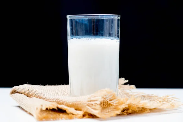 Bir bardak süt ile ekmek ve tahıllar — Stok fotoğraf