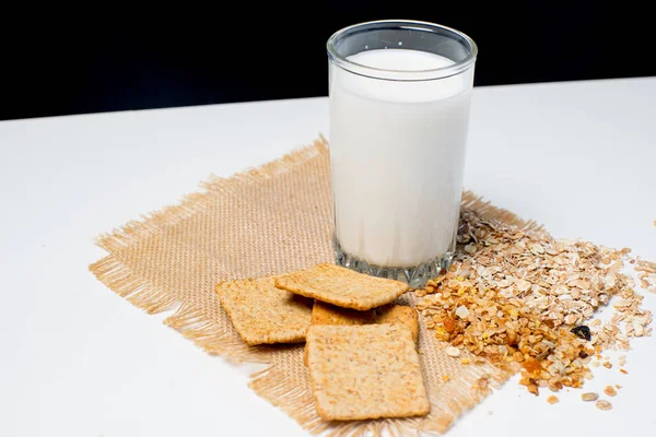 빵과 곡물과 우유의 유리 — 스톡 사진
