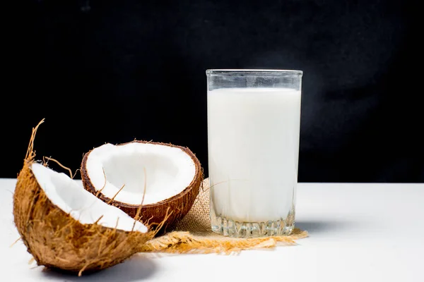 Un vaso de leche con pan y granos — Foto de Stock