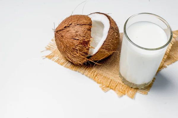 Un vaso de leche con pan y granos — Foto de Stock
