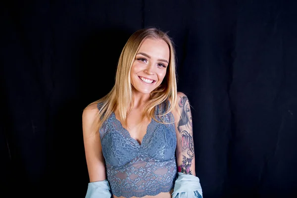 Студійний знімок молодої жінки з татуюванням — стокове фото