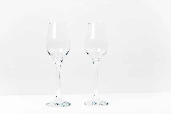 Two wine glasses with a garland on a table — Stock Photo, Image