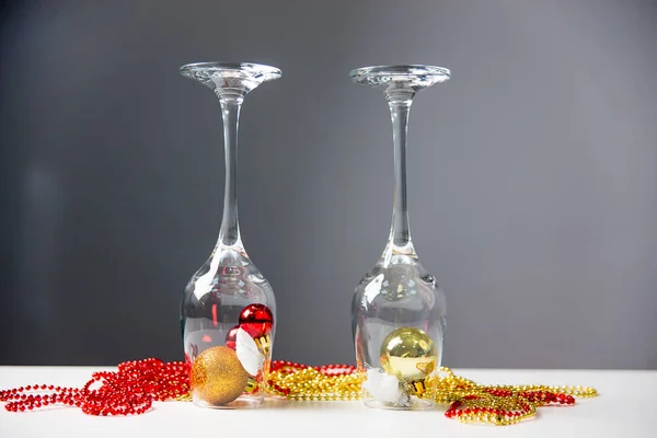 Due bicchieri di vino con una ghirlanda su un tavolo — Foto Stock