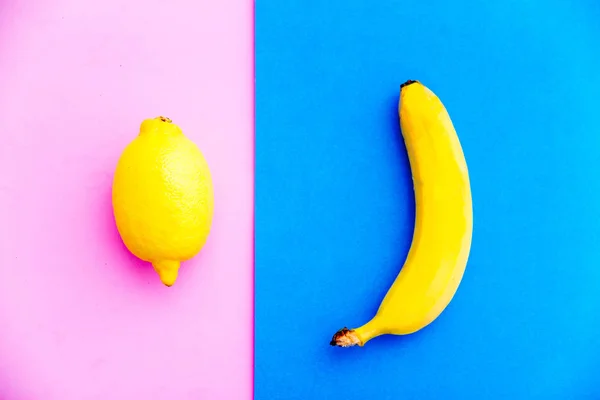 Una banana e un limone su sfondo colorato — Foto Stock