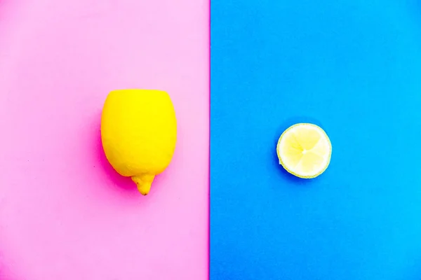 Bir muz ve bir limon renkli arka plan üzerinde — Stok fotoğraf