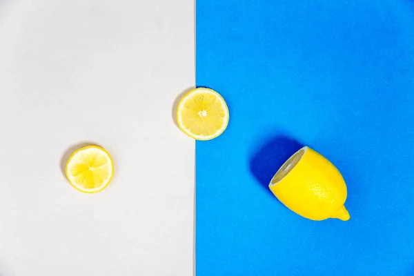 바나나와 화려한 배경에 레몬 — 스톡 사진
