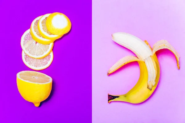 一个香蕉和一个柠檬在五颜六色的背景 — 图库照片