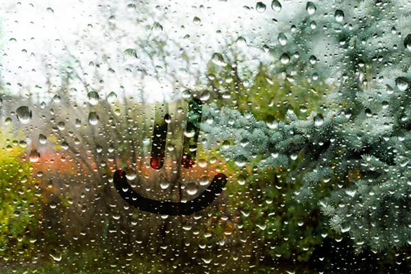 Zweterige glas met verschillende woorden en borden — Stockfoto