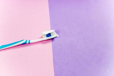 diş fırçası ve diş macunu renkli arka plan üzerinde