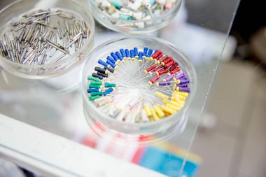 Diş aletler ve araçlar bir ofiste