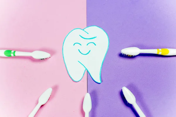 แปรงสีฟันและยาสีฟันบนพื้นหลังที่มีสีสัน — ภาพถ่ายสต็อก