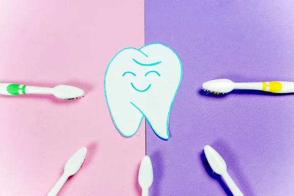 Brosses à dents et un dentifrice sur un fond coloré — Photo