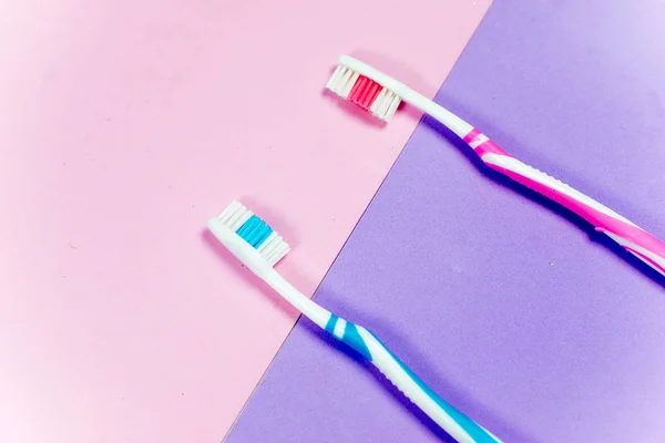 Toothbrushes and a toothpaste on a colorful background — Stock Photo, Image