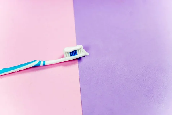Зубні щітки і зубна паста на барвистому фоні — стокове фото