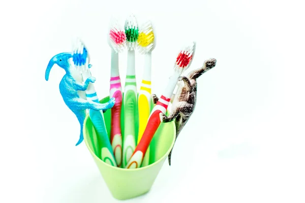 Zubní kartáčky a pastu na barevné pozadí — Stock fotografie