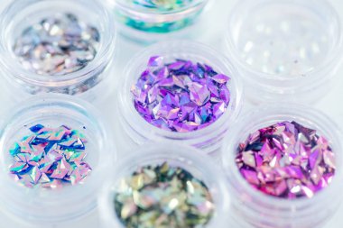 bir tabloda manikür için farklı şeyler