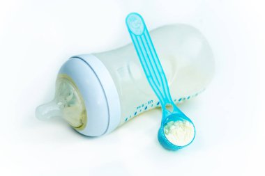 Bebek toz süt formülü bir kutu içinde