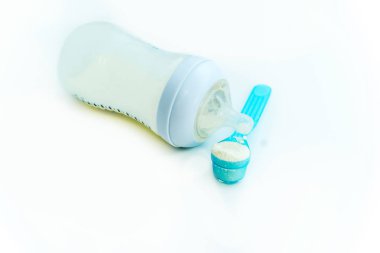 Bebek toz süt formülü bir kutu içinde