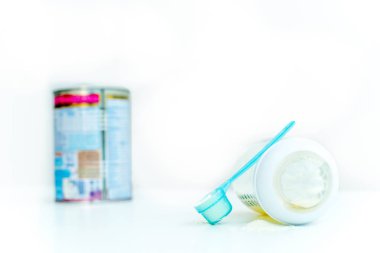 Bebek toz süt formülü bir kutu içinde