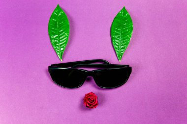 Yeşil bitki yaprakları ile serin siyah güneş gözlüğü