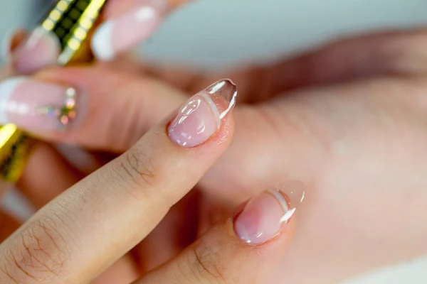 Cuidado de uñas y manicura en un salón de manicura —  Fotos de Stock