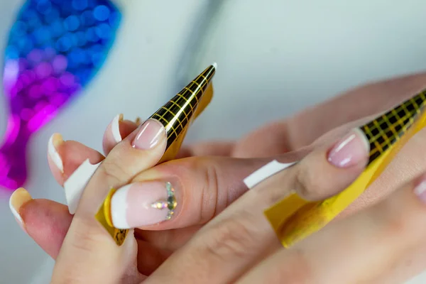 Cuidado de uñas y manicura en un salón de manicura —  Fotos de Stock