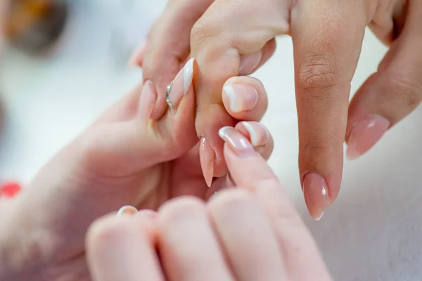 Cuidado de uñas y manicura en un salón de manicura —  Fotos de Stock