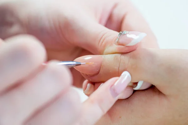 Pielęgnacja paznokci i manicure w salon paznokci — Zdjęcie stockowe