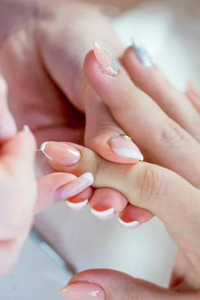 Cuidado de uñas y manicura en un salón de manicura —  Fotos de Stock