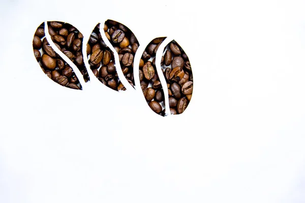 Composition des grains de café sur fond blanc — Photo
