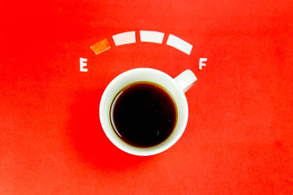 Кофе - это понятие топлива - чашка на красном фоне — стоковое фото