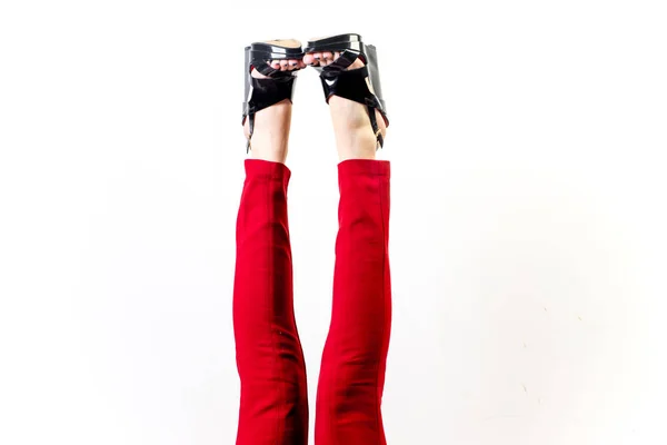Vrouwelijke benen in rode broek en schoenen — Stockfoto