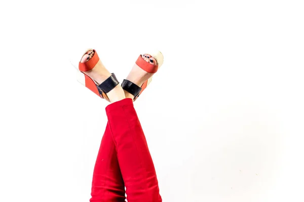 Kvinnliga ben i röda byxor och skor — Stockfoto