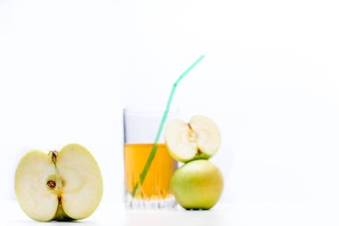 farklı meyve ve meyve suyu ya da iki yüzlü bir cam