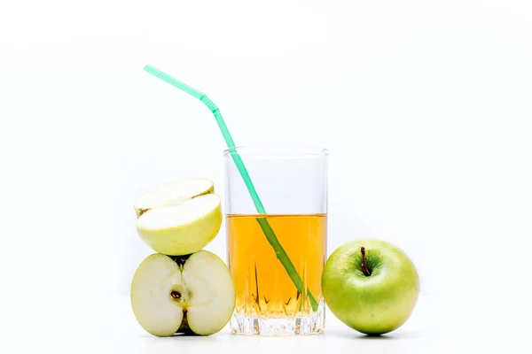 Farklı meyve ve meyve suyu ya da iki yüzlü bir cam — Stok fotoğraf