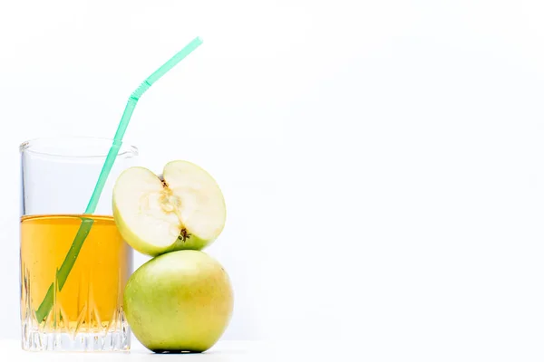 Fruits et jus différents ou smoothie dans un verre — Photo