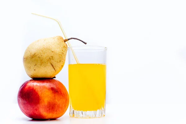 Diferentes frutas y jugos o batidos en un vaso — Foto de Stock