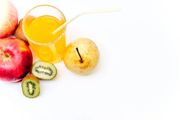 Diferentes frutas y jugos o batidos en un vaso — Foto de Stock
