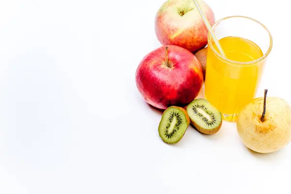 Diferentes frutas y jugos o batidos en un vaso — Foto de Stock