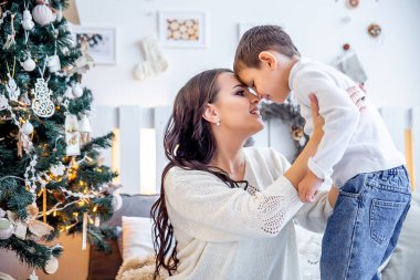 mutlu aile Noel birlikte evde kutluyor