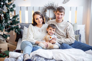 mutlu aile Noel birlikte evde kutluyor