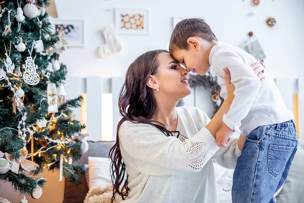 mutlu aile Noel birlikte evde kutluyor