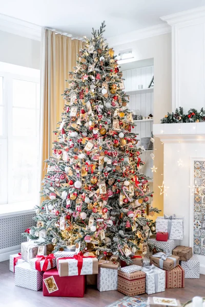 Kerst woonkamer met een kerstboom en cadeautjes eronder — Stockfoto