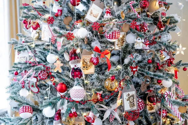Sala de estar de Navidad con un árbol de Navidad y regalos debajo de ella — Foto de Stock