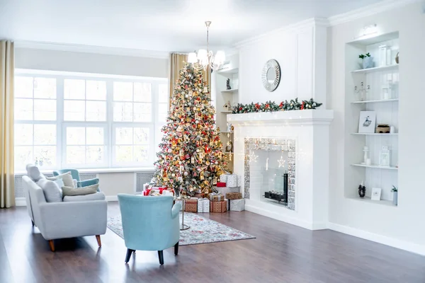 Noel ağacı olan ve altında hediyeler olan bir Noel salonu.