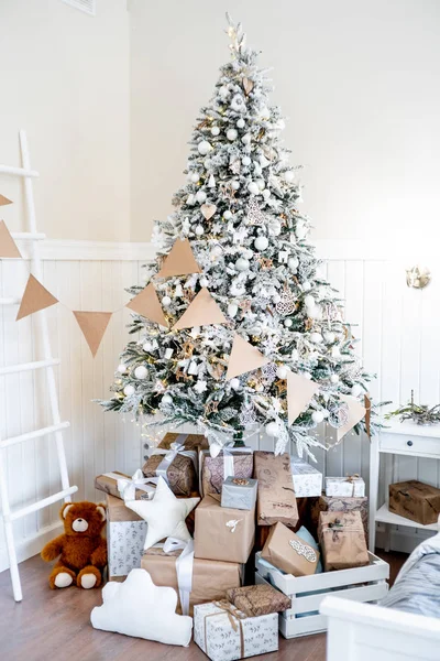 Weihnachten Wohnzimmer mit einem Weihnachtsbaum und Geschenken darunter — Stockfoto