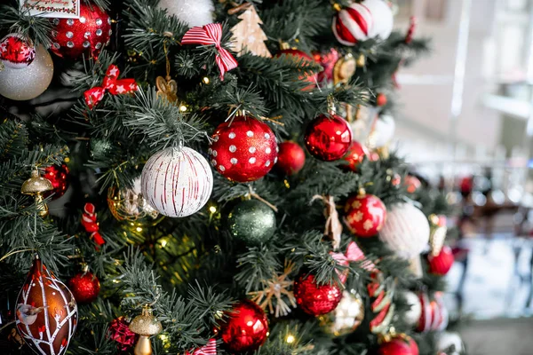 Kerst woonkamer met een kerstboom en cadeautjes eronder — Stockfoto