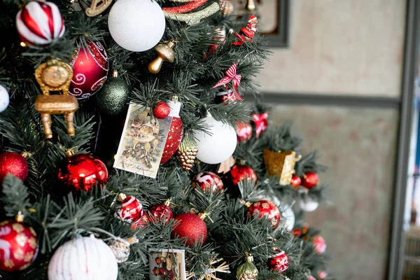 Kerst woonkamer met een kerstboom en cadeautjes eronder — Stockfoto