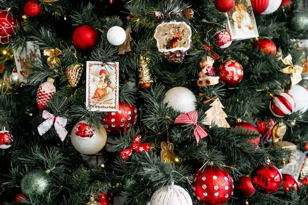 Sala de estar de Natal com uma árvore de Natal e presentes sob ele — Fotografia de Stock